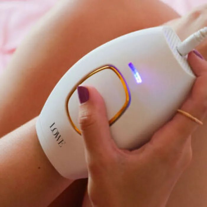 Adjusting the intensity level and gliding the LoweSkin epilator